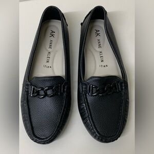 Women’s 9 M Anne Klein iflex Vegan Black Pebbled Leather Metal Chain Loafers